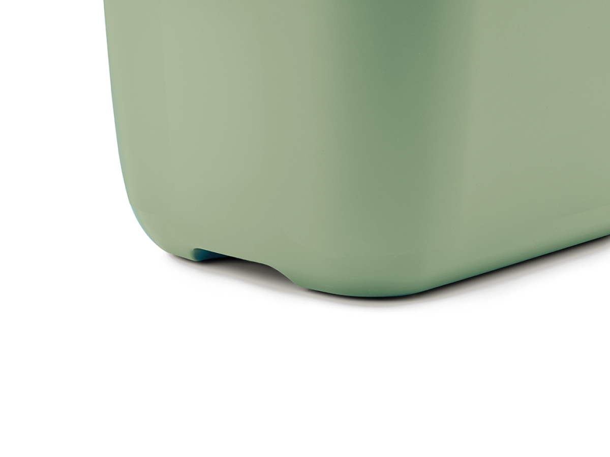 Dertail of integrated grip of Savic Hop In Botanical Green top-entry cat litter tray with perforated white lid and high sides