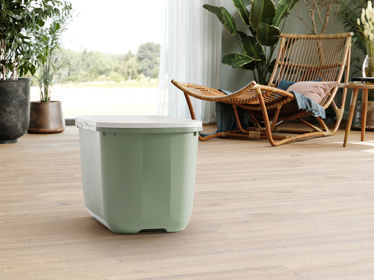 Savic Hop In Botanical Green top-entry cat litter tray with perforated white lid and high sides in botanical home interior