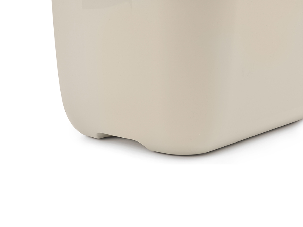 Detail of integrated grip of Savic Hop In Mocha top-entry cat litter tray with perforated white lid and warm mocha base