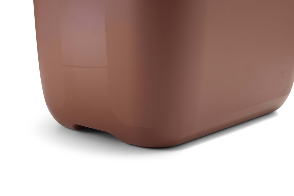 Detail of integrated grip of Savic Hop In Tuscan Red top-entry cat litter tray with champagne lid and perforated top