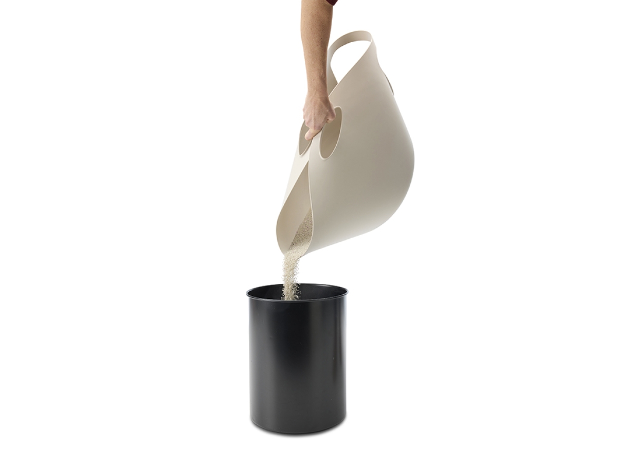 Savic Flex-a-loo Mocha flexible open cat litter tray with high sides and low entry, pouring litter into dust bin