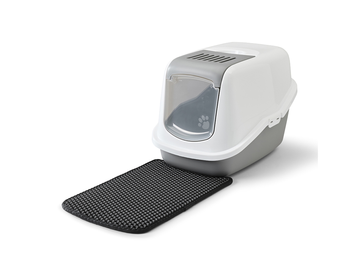 Savic Litter Catcher Mat Nestor &amp; Aseo Black, placed in front of a matching litter box