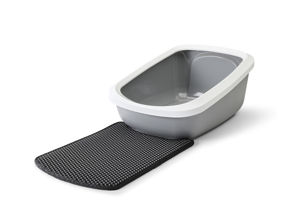 Savic Litter Catcher Mat Nestor Jumbo &amp; Aseo Jumbo Black, placed in front of a large litter box