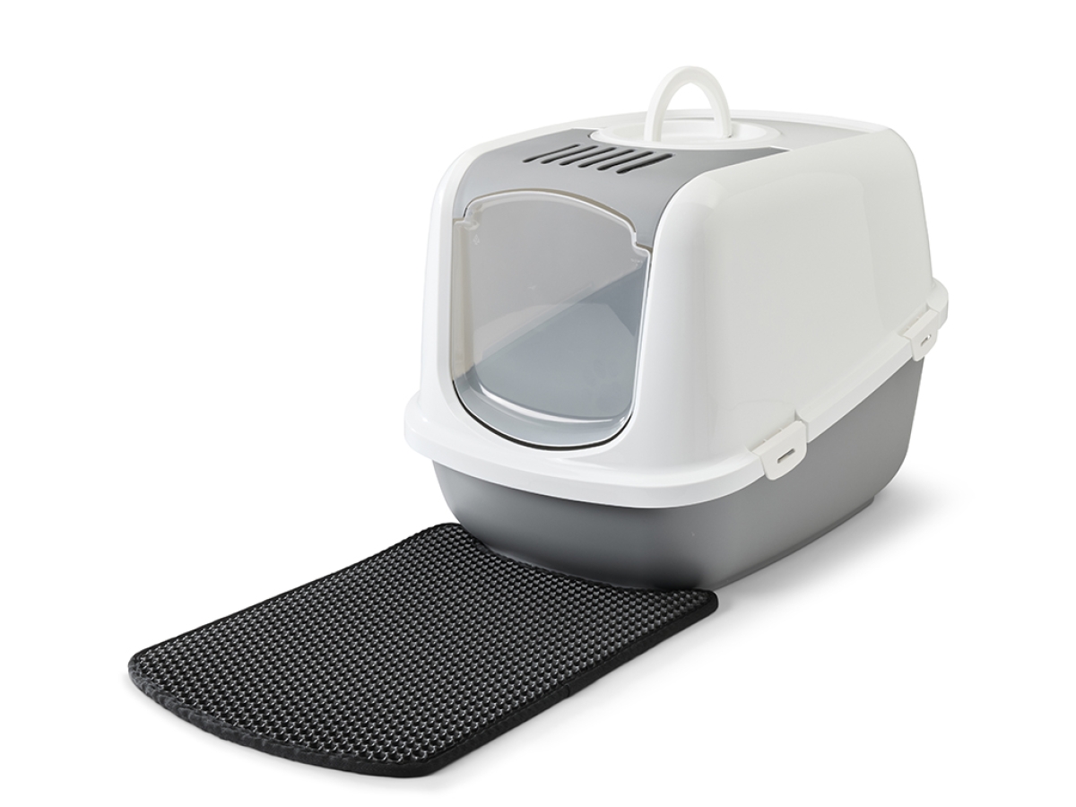 Savic Litter Catcher Mat Nestor Jumbo &amp; Aseo Jumbo Black, placed in front of a large litter box