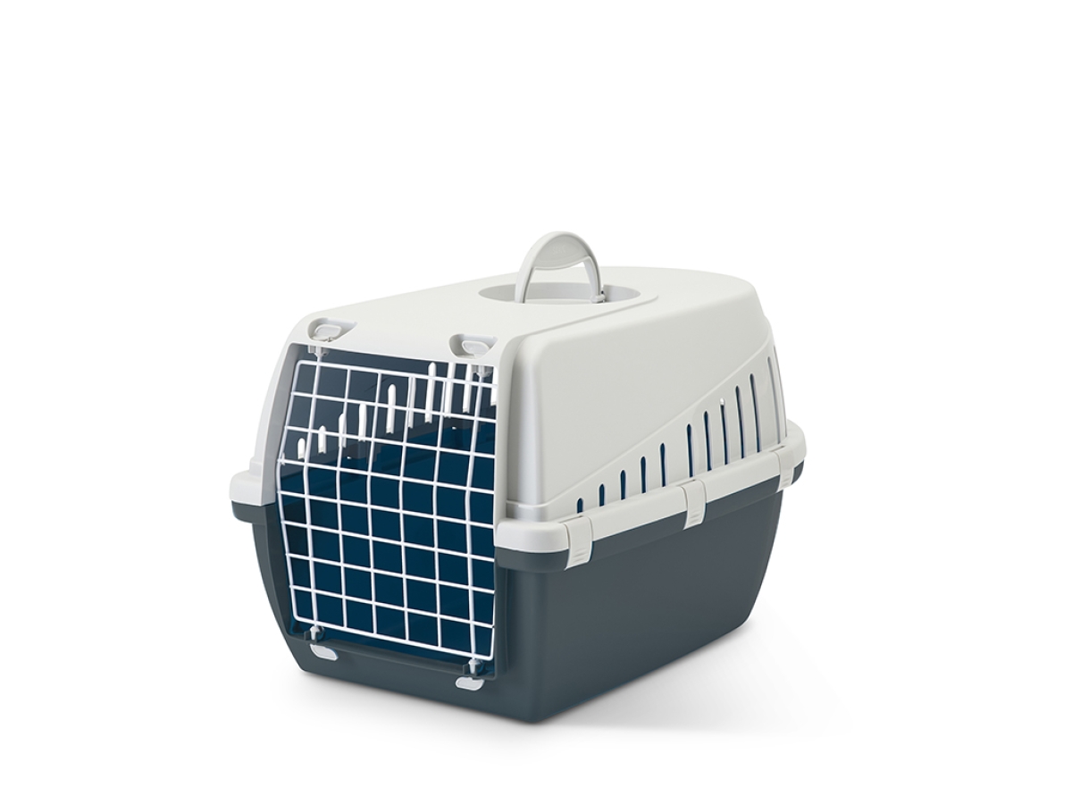 Savic Trotter 2: rigid pet carrier for cats and small dogs up to 7 kg. IATA compatible. Coated wire door, ventilation slots. 56 × 37.5 × 33 cm. Anthracite.