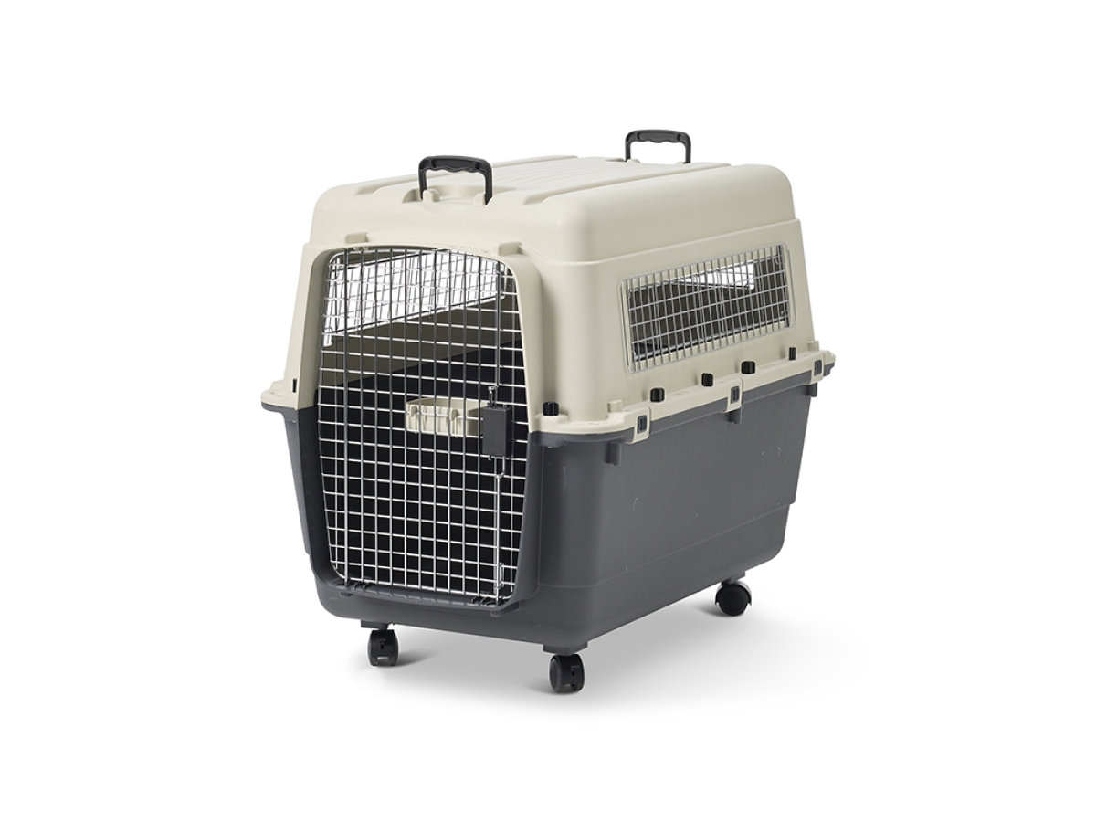 Savic Andes 6 Anthracite transport crate, durable and ventilated travel crate for dogs up to 35 kg with chrome door and wheels.