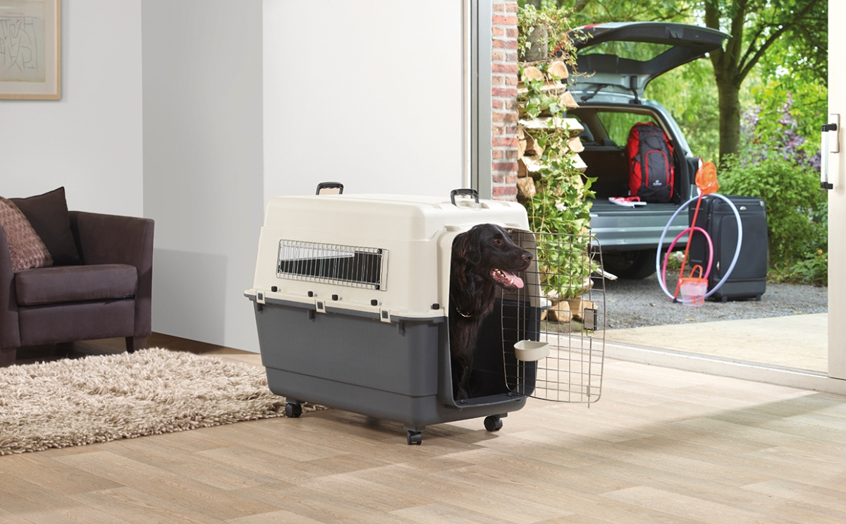 Savic Andes 7 Anthracite transport crate, durable and ventilated travel crate for dogs up to 45 kg with chrome door and wheels.