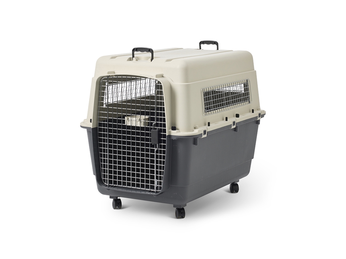 Savic Andes 7 Anthracite transport crate, durable and ventilated travel crate for dogs up to 45 kg with chrome door and wheels.