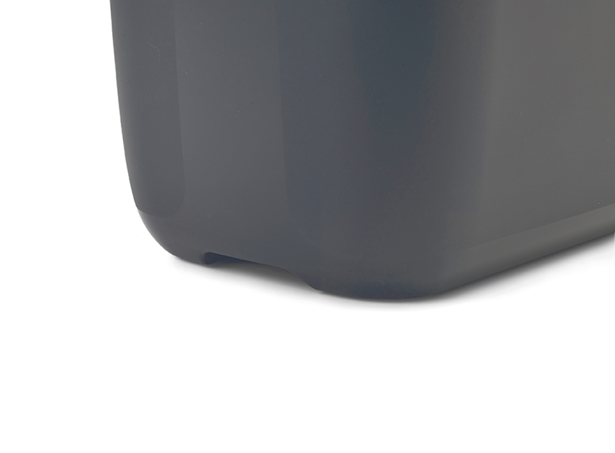 Detail of grip of Savic Hop In Anthracite top-entry cat litter tray with perforated white lid and modern design