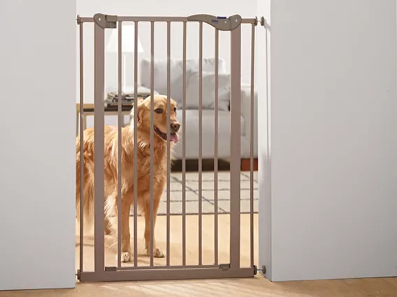 Dog Barrier Door – 107 cm tall, extra-strong pet gate with a two-way opening system, adjustable width, and no-drill installation for large dogs.