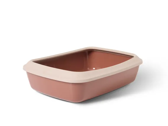 Iriz 50 cm litter tray in tuscan red with a champagne pink rim, featuring a removable paw-patterned rim, low entrance, and litter spill prevention.