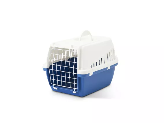 Trotter 1 pet carrier in white and nordic blue – secure, ventilated, and IATA-approved travel solution for cats and small dogs up to 5 kg.
